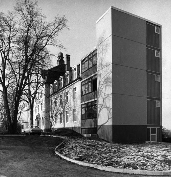 1976: Blick auf den Anbau der Nachsorgeklinik. F&uuml;r 4.4 Millionen Mark war die ehemalige Frauenklinik umgebaut worden.