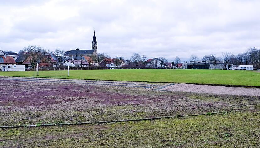 Der Wasserabfluss funktioniert nicht mehr. Im Rahmen einer Sanierung des Sportplatzes Stadion soll k&uuml;nftig auf die Rundlaufbahn verzichtet werden. 
Foto: Dennis Mugler