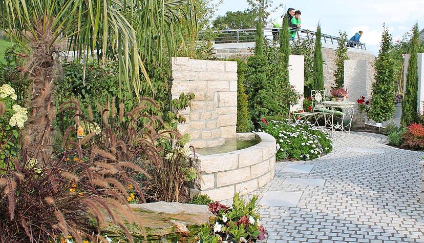 Der Schaugarten "GartenTraum" von Thomas Ostberg mit dem Quellstein, dem halbhohen Brunnen und den romantischen Eisenmöbeln gefiel den Besuchern. Der Schaugarten "GartenTraum" von Thomas Ostberg mit dem Quellstein, dem halbhohen Brunnen und den romantischen Eisenmöbeln gefiel den Besuchern.