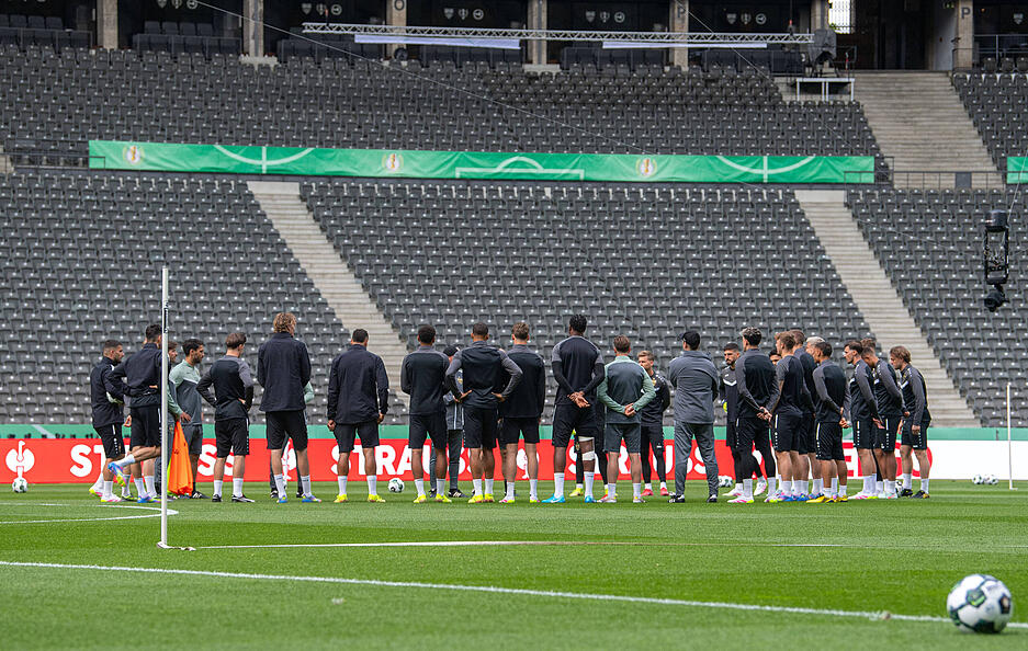 Zu Beginn gab es eine kurze Besprechung. Der erste Teil des Trainings war öffentlich, dann wurde hinter verschlossenen Türen trainiert. Zu Beginn gab es eine kurze Besprechung. Der erste Teil des Trainings war öffentlich, dann wurde hinter verschlossenen Türen trainiert.