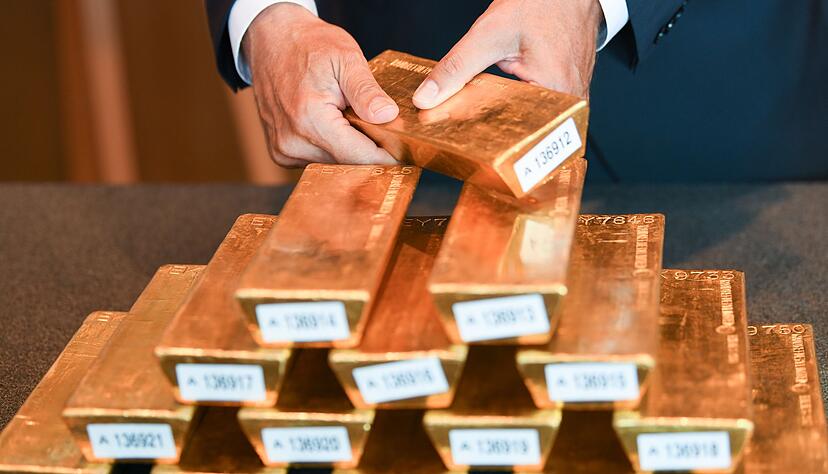 Mehr als ein Drittel der deutschen Goldreserven lagert in den USA. Die Bundesbank verweist darauf, dass sie die Bestände regelmäßig prüft. Hunderte Barren holte sie in den Jahren 2013 bis 2017 nach Deutschland. (Archivbild) Mehr als ein Drittel der deutschen Goldreserven lagert in den USA. Die Bundesbank verweist darauf, dass sie die Bestände regelmäßig prüft. Hunderte Barren holte sie in den Jahren 2013 bis 2017 nach Deutschland. (Archivbild)