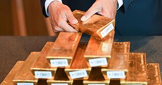 Mehr als ein Drittel der deutschen Goldreserven lagert in den USA. Die Bundesbank verweist darauf, dass sie die Best&auml;nde regelm&auml;&szlig;ig pr&uuml;ft. Hunderte Barren holte sie in den Jahren 2013 bis 2017 nach Deutschland. (Archivbild)