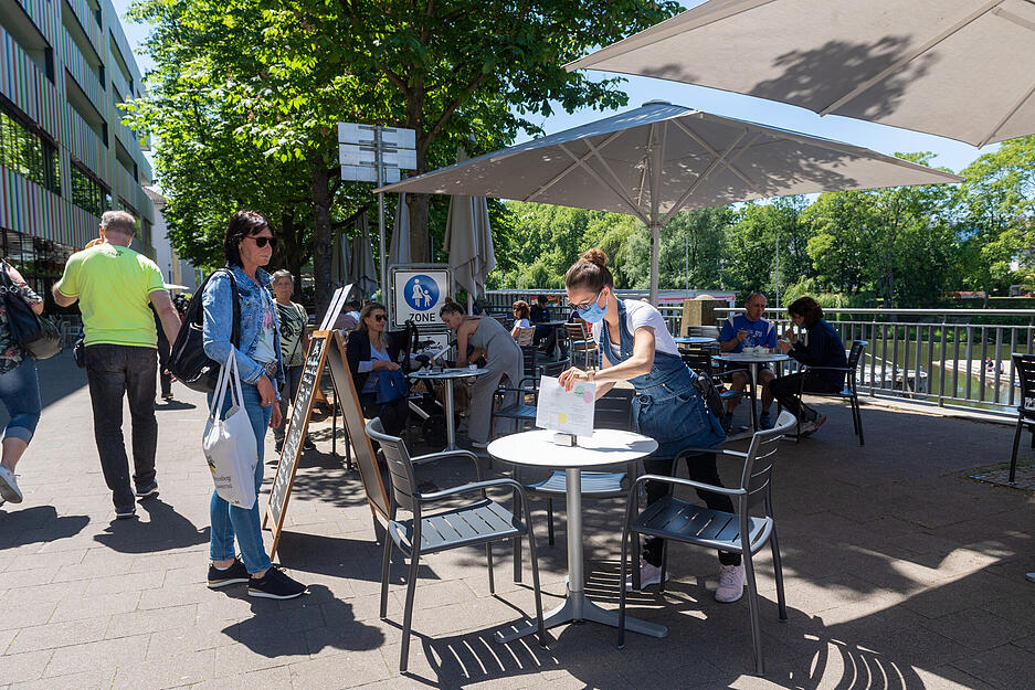 Auch in Eiscaf&eacute;s d&uuml;rfen jetzt wieder G&auml;ste bedient werden.