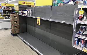 Im Netto-Markt in Biberach ist das Regal fürs Toilettenpapier so gut wie leergefegt. Foto: Hoffmann Im Netto-Markt in Biberach ist das Regal fürs Toilettenpapier so gut wie leergefegt. Foto: Hoffmann