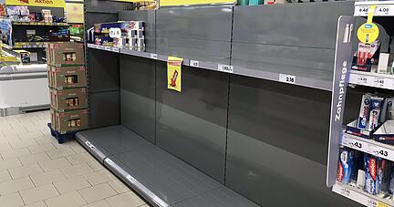 Im Netto-Markt in Biberach ist das Regal fürs Toilettenpapier so gut wie leergefegt. Foto: Hoffmann