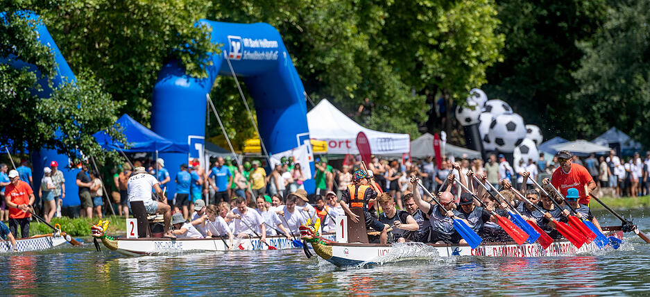Der Alte Neckar in Heilbronn verwandelte sich in eine Rennstrecke: Mehrere Sportler haben sich beim Böckinger Drachenbootcup gemessen und um Platz 1 gepaddelt. Während die Zuschauer vom Ufer aus anfeuerten, sorgten die Sportler selbst mit teils bunten Kostümen für gute Laune. Der Alte Neckar in Heilbronn verwandelte sich in eine Rennstrecke: Mehrere Sportler haben sich beim Böckinger Drachenbootcup gemessen und um Platz 1 gepaddelt. Während die Zuschauer vom Ufer aus anfeuerten, sorgten die Sportler selbst mit teils bunten Kostümen für gute Laune.