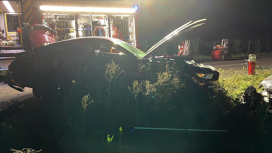 Auch der Ford-Fahrer kam ins Krankenhaus. Der Bus war der Polizei zufolge nicht am Unfall beteiligt.