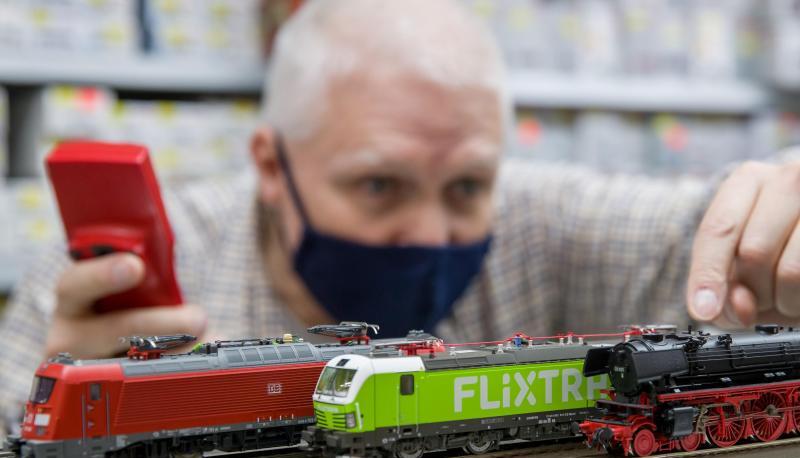 Ein Mitarbeiter des Modelleisenbahn-Gesch&auml;fts Eisenbahn D&ouml;rfler in der N&uuml;rnberger Innenstadt.