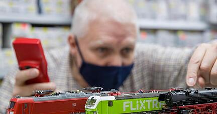 Ein Mitarbeiter des Modelleisenbahn-Gesch&auml;fts Eisenbahn D&ouml;rfler in der N&uuml;rnberger Innenstadt.