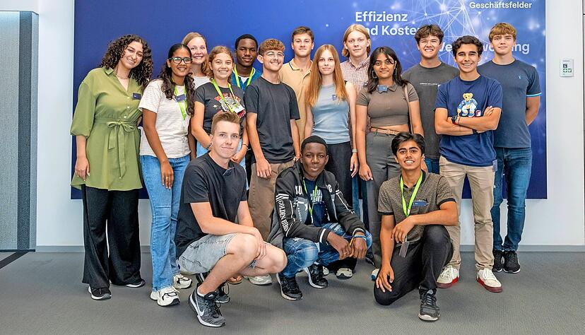 Betreuerin Alisha Jochum (links) war mit den Jugendlichen jüngst bei der Stimme Mediengruppe zu Besuch.
Foto: Christiana Kunz Betreuerin Alisha Jochum (links) war mit den Jugendlichen jüngst bei der Stimme Mediengruppe zu Besuch.
Foto: Christiana Kunz