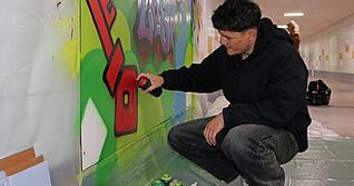 Louis Hank freut sich, dass sein eigenes Werk nun in der Öffentlichkeit zu sehen ist. Als Motive hat er unter anderem den Öhringer Schlüssel gewählt.
