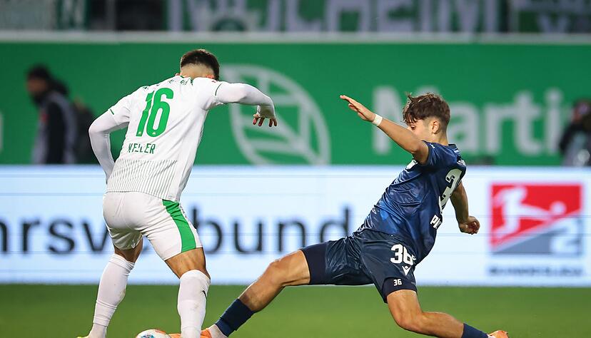 Die Karlsruher, hier Rafael Pinto Pedrosa (r) gegen Aaron Keller, waren auch zweikampfstärker. Die Karlsruher, hier Rafael Pinto Pedrosa (r) gegen Aaron Keller, waren auch zweikampfstärker.