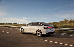 Reichweitenangst soll es im ID.7 nicht geben. Zur Wahl stehen zwei verschiedene Akkus mit 77 kWh oder 86 kWh Kapazit&auml;t.