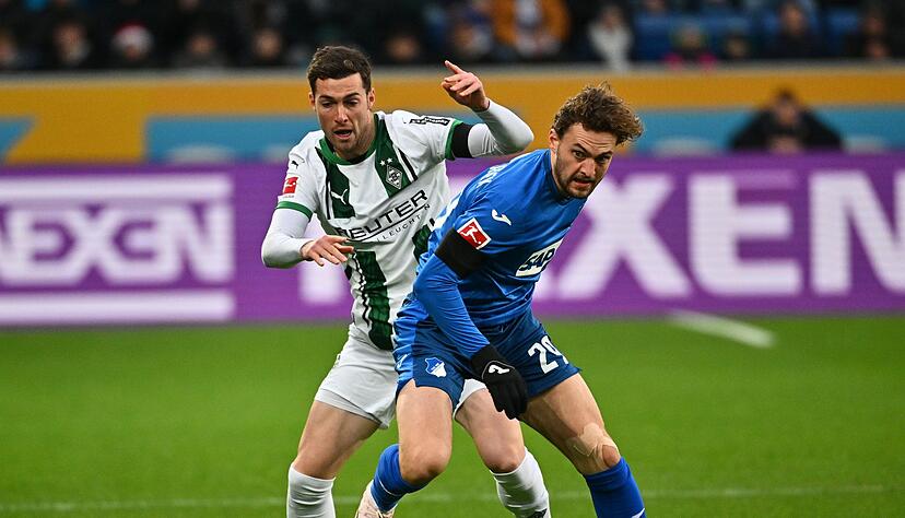 Der von der TSG Hoffenheim gekommene Flügelstürmer Jacob Bruun Larsen (r.) steht in Augsburg bereits im Kader des VfB Stuttgart.