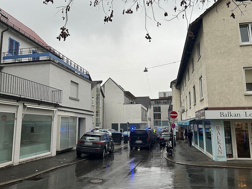 Mehrere Einsatzfahrzeuge der Polizei und Zoll sind am Dienstag am Wollhaus in Heilbronn. Nach Angabe eines Zoll-Sprechers ist der Grund ein laufendes Ermittlungsverfahren wegen Verdachts auf Schwarzarbeit.