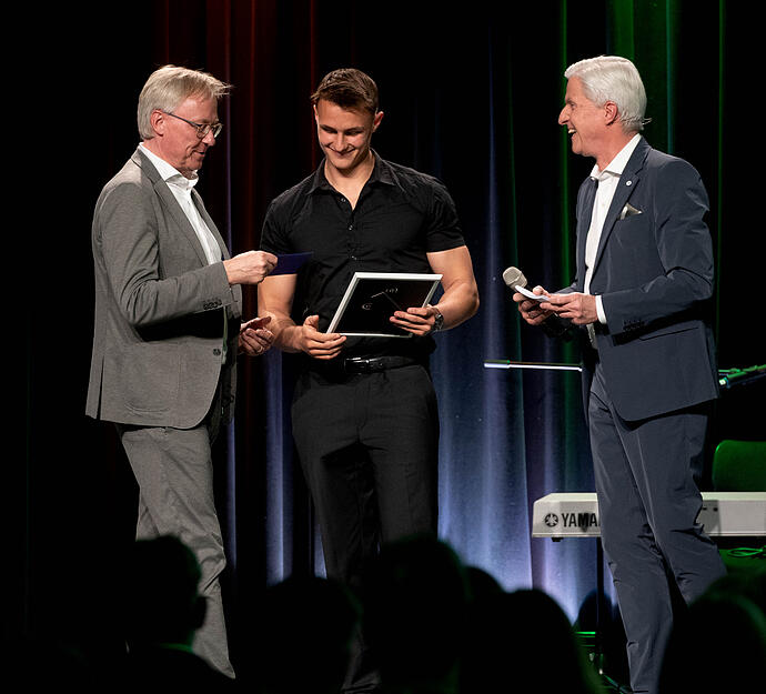 Darüber hinaus gab der Erste Vorsitzende, Richard Lohmiller, die Gründung eines neuen Elite-Teams bekannt, das fünf Top-Talente – Milan Hosseini (Turnen), Laura Raquel Müller (Leichtathletik), Julian Schmiech (Kanu, mittig im Bild), Nele Stark (Schießen) und Lena Stemper (Fechten) – mit einem Stipendium auf dem Weg in die Weltspitze begleiten soll.