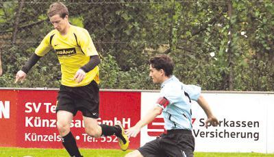 Florian Kubat (rechts) und die SGM Niedernhall/Weißbach stellten dem bislang ungeschlagenen SV Morsbach um Lukas Münch ein Bein.Foto: Schmerbeck