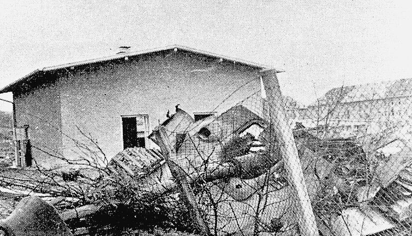Trümmer eines zerstörten deutschen Panzers an der Stuttgarter Straße unterhalb der Fleiner Höhe im Bereich des heutigen Schwabenhofs. Trümmer eines zerstörten deutschen Panzers an der Stuttgarter Straße unterhalb der Fleiner Höhe im Bereich des heutigen Schwabenhofs.