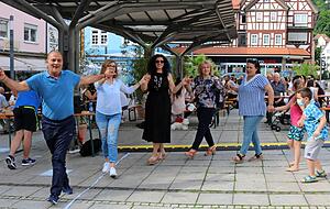 Endlich ist wieder etwas los: Beim Sommer in der Stadt in K&uuml;nzelsau feiert nicht nur die griechische Gemeinschaft das Leben.
Fotos: Tamara Ludwig