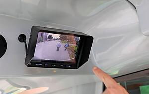 Der Bildschirm im Shuttle vermittelt dem Fahrer eine Rundumsicht. Dies ist ein Teil des Sicherheitskonzepts. Der Bildschirm im Shuttle vermittelt dem Fahrer eine Rundumsicht. Dies ist ein Teil des Sicherheitskonzepts.