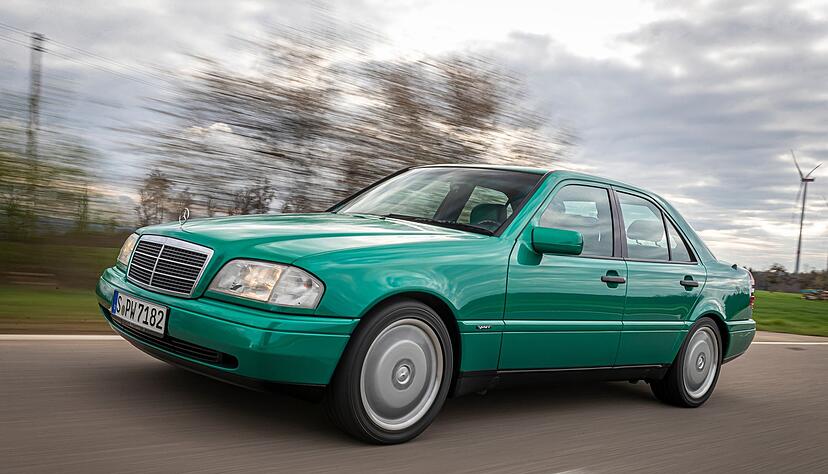 So sieht doch kein Oldtimer aus, oder? Doch, zwar ist dieses Ausflugsgefährt ein C 280 von 1996, doch die Mercedes-Baureihe W 202 debütierte in der Tat bereits vor 30 Jahren. So sieht doch kein Oldtimer aus, oder? Doch, zwar ist dieses Ausflugsgefährt ein C 280 von 1996, doch die Mercedes-Baureihe W 202 debütierte in der Tat bereits vor 30 Jahren.