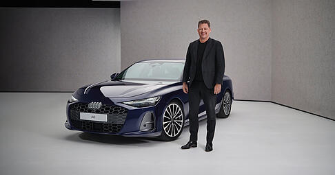 Audi-Chef Gernot D&ouml;llner am Verbrenner-A6 aus dem Werk Neckarsulm. Die VW-Tochter setzt auch verst&auml;rkt auf Pluf-in-Hybride und reine E-Autos.