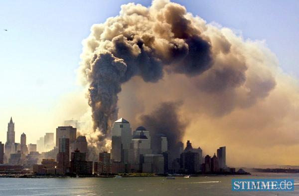 Das Archivbild vom 11.09.2001 zeigt die S&uuml;dspitze von Manhatten mit den einst&uuml;rzenden T&uuml;rmen des World Trade Centers in New York, in die Terroristen zuvor Verkehrsflugzeuge gelenkt hatten. In den Tr&uuml;mmern der Zwillingst&uuml;rme starben nach Beh&ouml;rdenangaben 2823 Menschen.