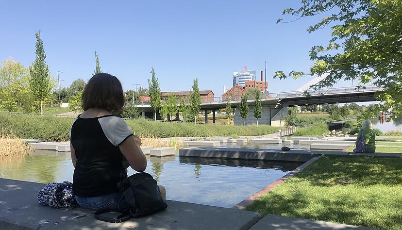 Auf den Neckarterrassen lässt es sich dank Schatten und kühlem Wasser gut aushalten. Foto: Linda Saxena Auf den Neckarterrassen lässt es sich dank Schatten und kühlem Wasser gut aushalten. Foto: Linda Saxena