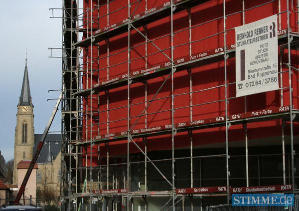 2006 Das Stadtcarr&eacute; mit Bauger&uuml;st vor der auffallenden Fassade in Toskanarot.