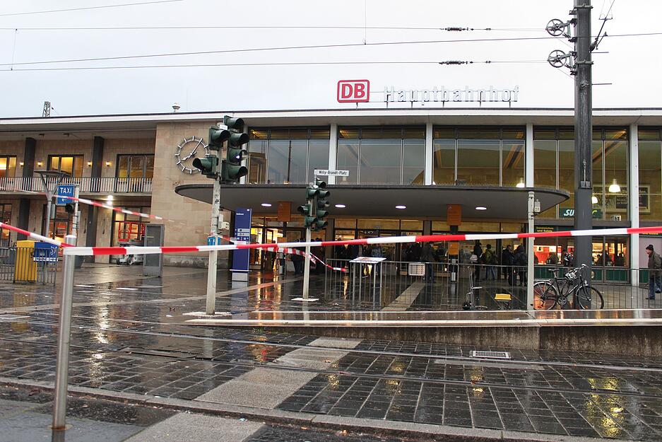 Februar: Orkanartige B&ouml;en fegen &uuml;ber St&auml;dte und Gemeinden hinweg. &bdquo;Sabine&ldquo; verursacht viele gro&szlig;e und kleine Sch&auml;den. Der Schienenverkehr ist zeitweise, wie hier am Heilbronner Hauptbahnhof, komplett eingestellt.