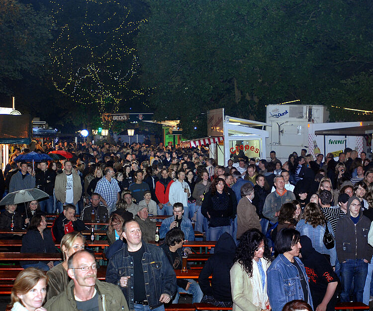 Auch Regen hält Laube-Gänger nicht von einem Besuch des Seefestes ab – so wie an diesem Abend im Jahr 2008.
