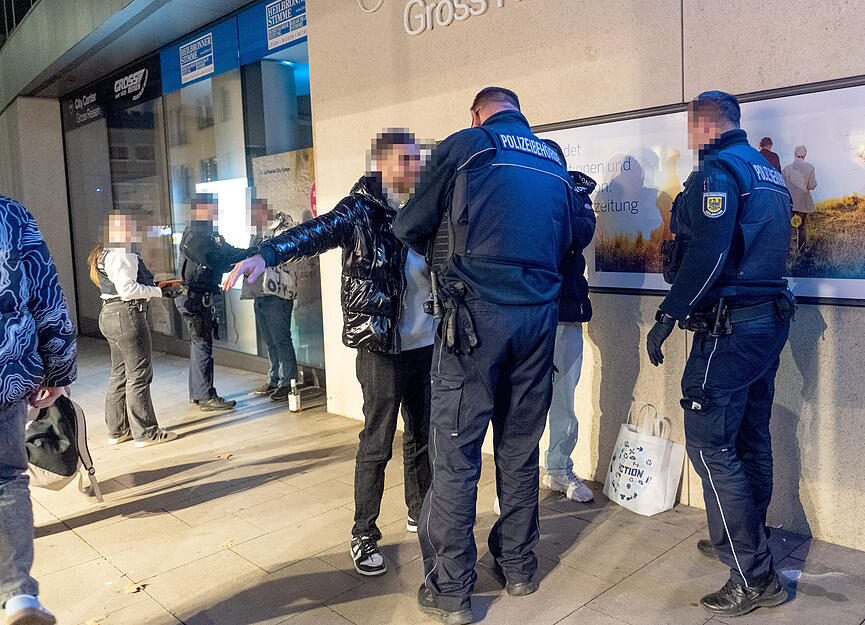 Die Gesetzeslage l&auml;sst dieses Vorgehen zu, seit der Innenstadtbereich sowie der Hauptbahnhof zur Waffenverbotszone erkl&auml;rt wurden.