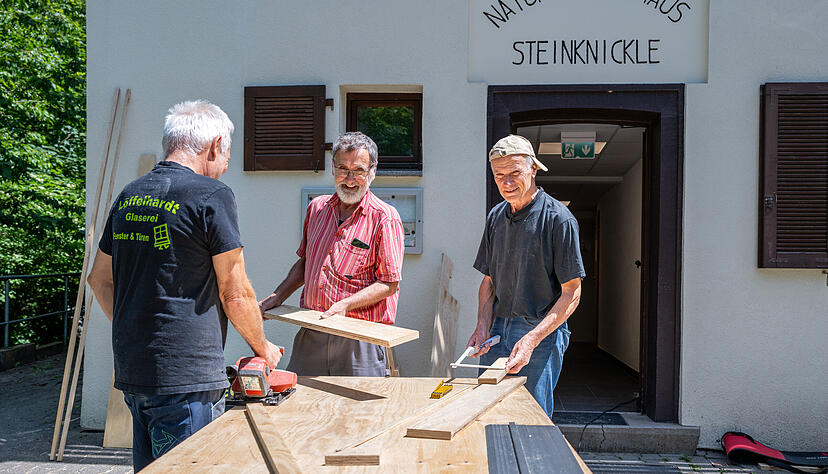 Johannes M&uuml;llersch&ouml;n (Mitte) und Martin M&uuml;ller (rechts) geh&ouml;ren zu den ehrenamtlichen Helfern, die den beauftragten Firmen zur Hand gehen.