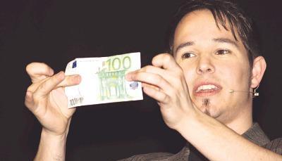 Verblüffende Zauberei: Steffen Nägele verwandelt beim Abend des Ehrenamts in Schwaigern einen Fünf-Euro-Schein in einen Hunderter.Foto: Gabi Muth Verblüffende Zauberei: Steffen Nägele verwandelt beim Abend des Ehrenamts in Schwaigern einen Fünf-Euro-Schein in einen Hunderter.Foto: Gabi Muth