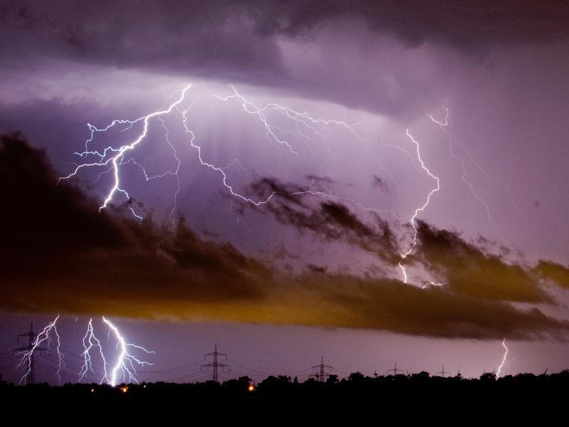 Die Feuerwehren k&auml;mpften gegen Br&auml;nde nach Blitzeinschl&auml;gen. Foto: Julian Stratenschulte