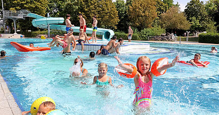 Seit 17. Juli 2023 hat auch das Heilbronner Freibad Gesundbrunnen ge&ouml;ffnet. Grund f&uuml;r den sp&auml;ten Start ist der Personalmangel.