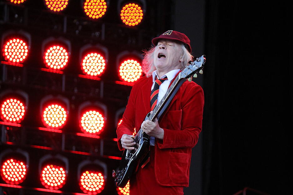 Angus Young legte unter anderem ein knapp zwanzigminütiges Gitarrensolo hin, bei dem er auf einer hydraulischen Hebebühne in die Höhe gefahren wurde.