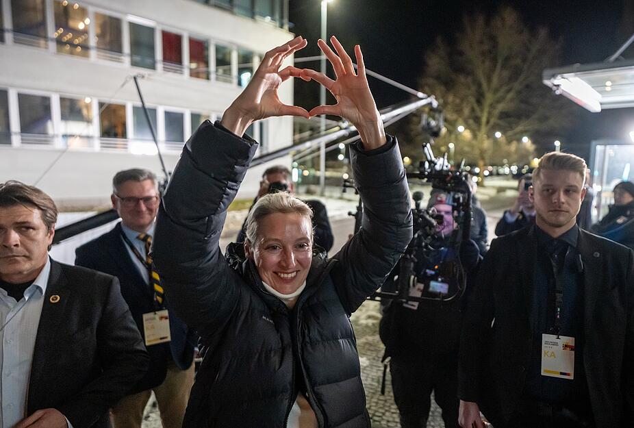 Alice Weidel, Fraktionsvorsitzende der AfD begrüßz ihre Anhänger vor dem "Quadrell" der TV Runde im Bundestagswahlkampf.