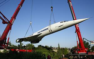 Eine Concorde wird mit zwei Kränen von der Autobahn A6 aus auf das Gelände des Technik Museums in Sinsheim gehieft. Foto: Ronald Wittek dpa/lsw