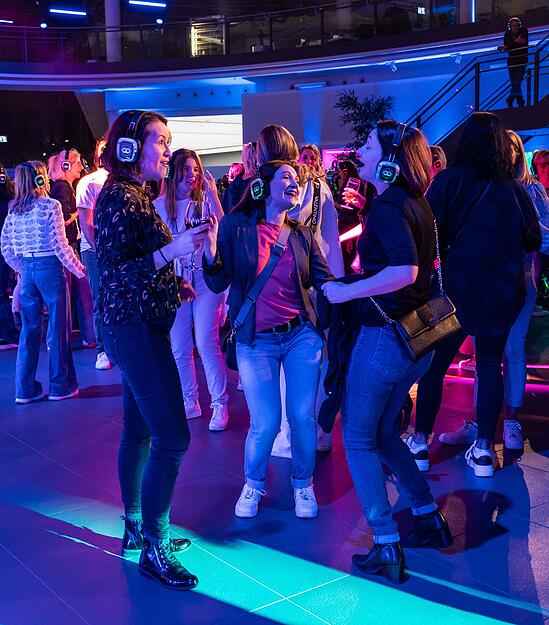Party mit Kopfh&ouml;rern: Silent-Disco im Audi-Forum in Neckarsulm