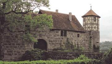 In der Stauferzeit im 13. Jahrhundert wurde Burg Maienfels errichtet. Sie ist seit dem 18. Jahrhundert vollständig im Familienbesitz der Herren von Gemmingen.
