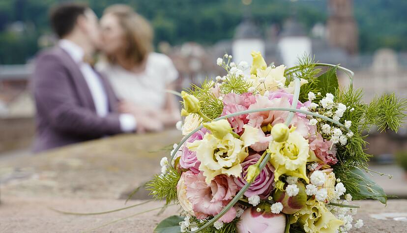 Viele Paare sind verunsichert, ob und wie sie in Zeiten der Corona-Pandemie heiraten und ihre Hochzeit feiern können. Viele Termine wurden daher auf nächstes Jahr verschoben.
Foto: Uwe Anspach/dpa
