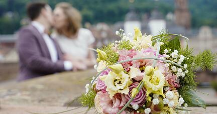 Viele Paare sind verunsichert, ob und wie sie in Zeiten der Corona-Pandemie heiraten und ihre Hochzeit feiern k&ouml;nnen. Viele Termine wurden daher auf n&auml;chstes Jahr verschoben.
Foto: Uwe Anspach/dpa