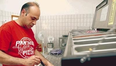 Pizza-Zubereitung bei Panther-Pizza in der Eppinger Filiale: Die Kette wirft einem Marketing-Unternehmen vor, viel mehr Gutscheine in Umlauf gebracht zu haben, als vereinbart gewesen sei.Foto: Alexander Hettich