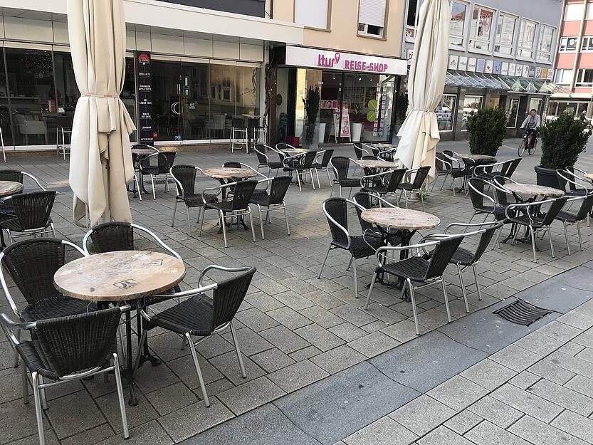 Wo sonst das Leben tobt: Verwaiste Tische und Stühle vor dem Café Schümli in der Sülmer Straße. Wo sonst das Leben tobt: Verwaiste Tische und Stühle vor dem Café Schümli in der Sülmer Straße.