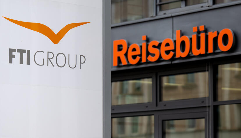 Das Logo des Reiseveranstalter FTI (FTI Group) steht an der Firmenzentrale vor einem Reisebüro. Das Logo des Reiseveranstalter FTI (FTI Group) steht an der Firmenzentrale vor einem Reisebüro.