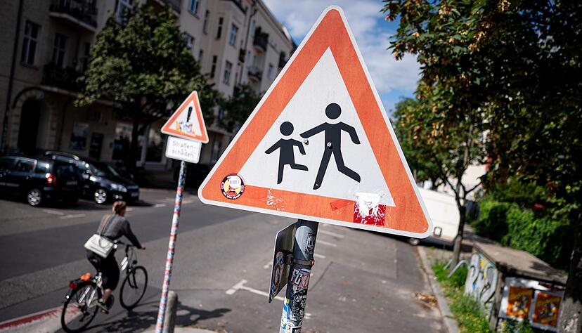 Ein Schild weist Verkehrsteilnehmer auf Kinder hin. (Symbolbild) Ein Schild weist Verkehrsteilnehmer auf Kinder hin. (Symbolbild)