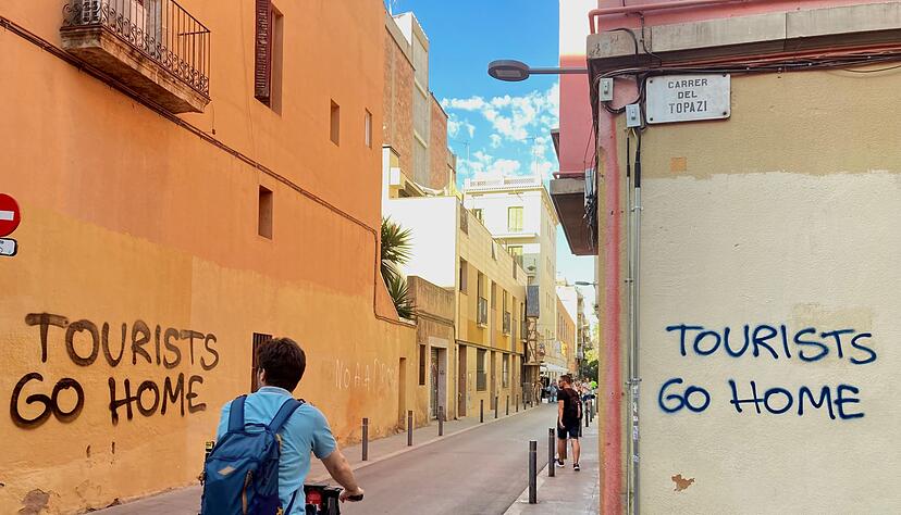 «Tourists Go Home»-Parolen im Künstlerviertel Vila de Gràcia in Barcelona. «Tourists Go Home»-Parolen im Künstlerviertel Vila de Gràcia in Barcelona.