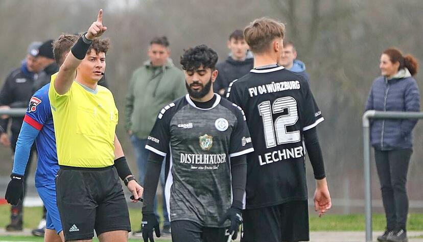 Schiedsrichter Niklas Stra&szlig;er pfeift Punktspiele bis zur Verbandsliga, erh&auml;lt daf&uuml;r aktuell pro Partie 60 und in der n&auml;chsten Saison 65 Euro.   
Fotos: Bertok