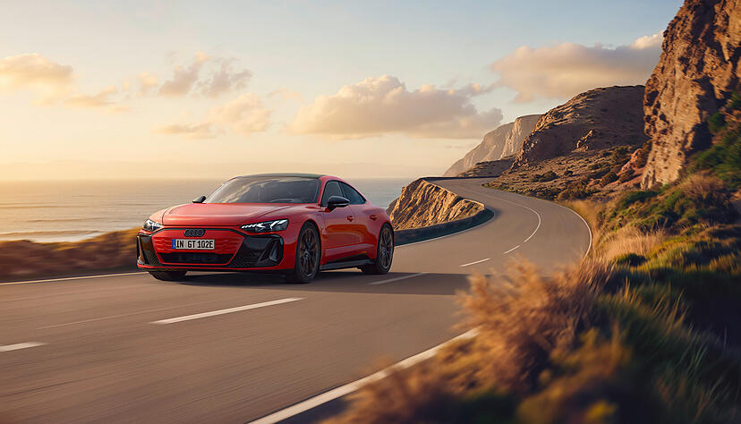 Die neue Variante hört auf den Namen E-Tron GT quattro, leistet bis zu 430 kW/585 PS und ist zu Preisen ab 108.900 Euro ab sofort bestellbar. Die neue Variante hört auf den Namen E-Tron GT quattro, leistet bis zu 430 kW/585 PS und ist zu Preisen ab 108.900 Euro ab sofort bestellbar.